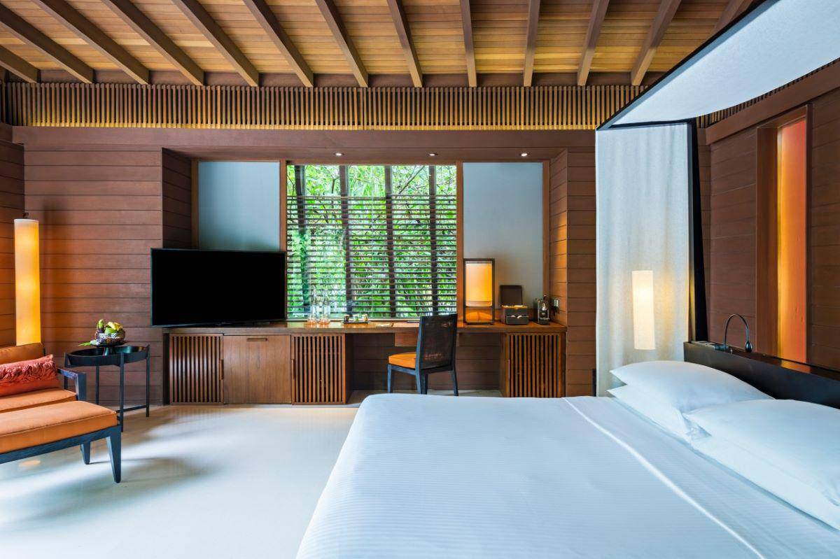 Park Hyatt Maldives Hadahaa, Beach Villa, Schlafzimmer mit Schreibtisch