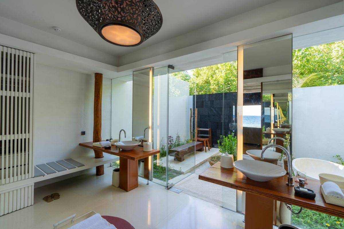 Park Hyatt Maldives Hadahaa, Beach Pool Villa, Badezimmer mit Dusche und Badewanne im Außenbereich