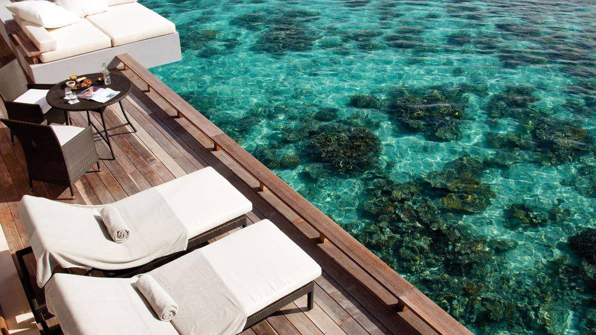 Park Hyatt Maldives Hadahaa, Overwater Villa, Terrasse über dem Meer