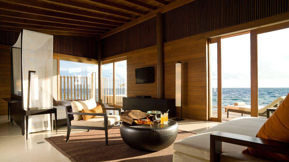 Park Hyatt Maldives Hadahaa, Overwater Villa, Schlafzimmer mit Wohnbereich und Ausgang zur Terrasse