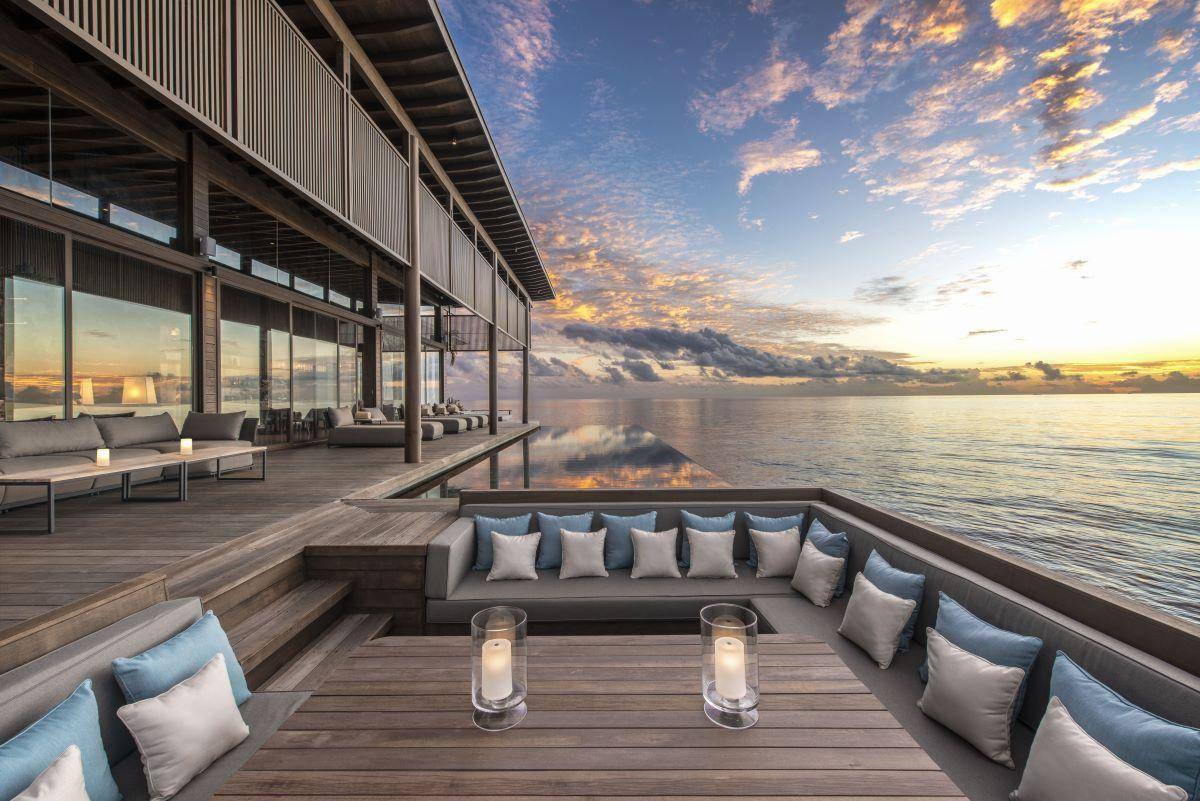 Park Hyatt Maldives Hadahaa, Kiaali Residence, Außenbereich mit Sofa und Tisch