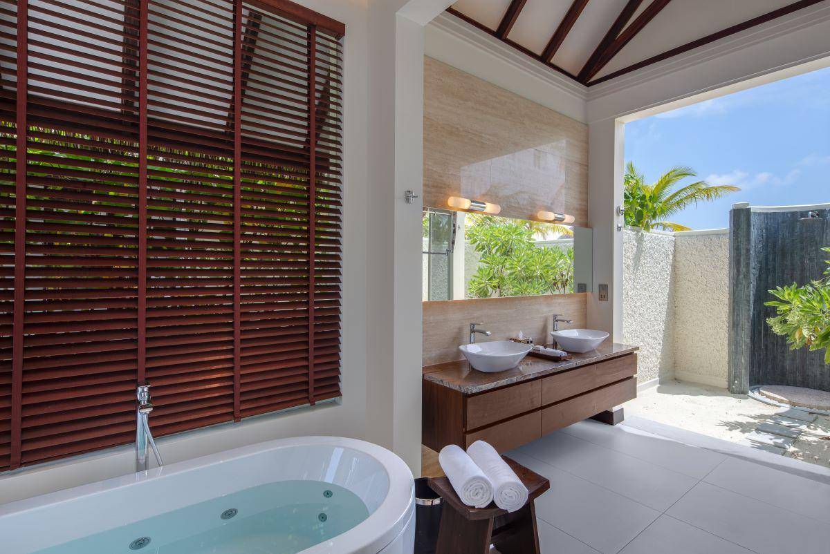Heritance Aarah, Family Beach Villa, halboffenes Badezimmer