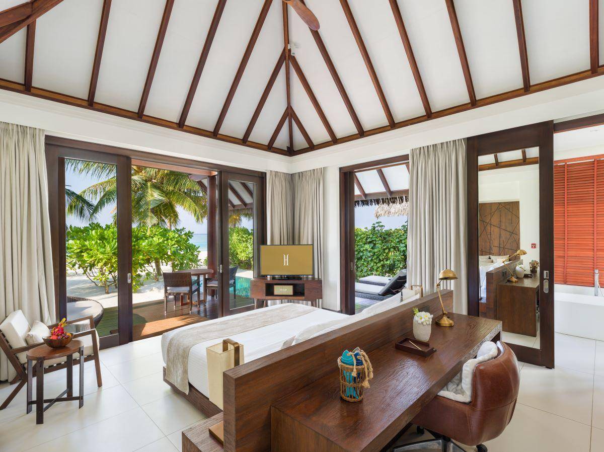 Heritance Aarah, Pool Beach Villa, Schlafzimmer mit Ausgang zur Terrasse
