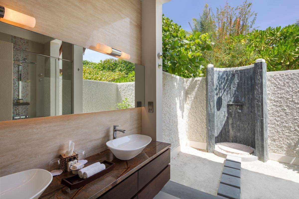 Heritance Aarah, Family Pool Beach Villa, halboffenes Badezimmer mit Außendusche