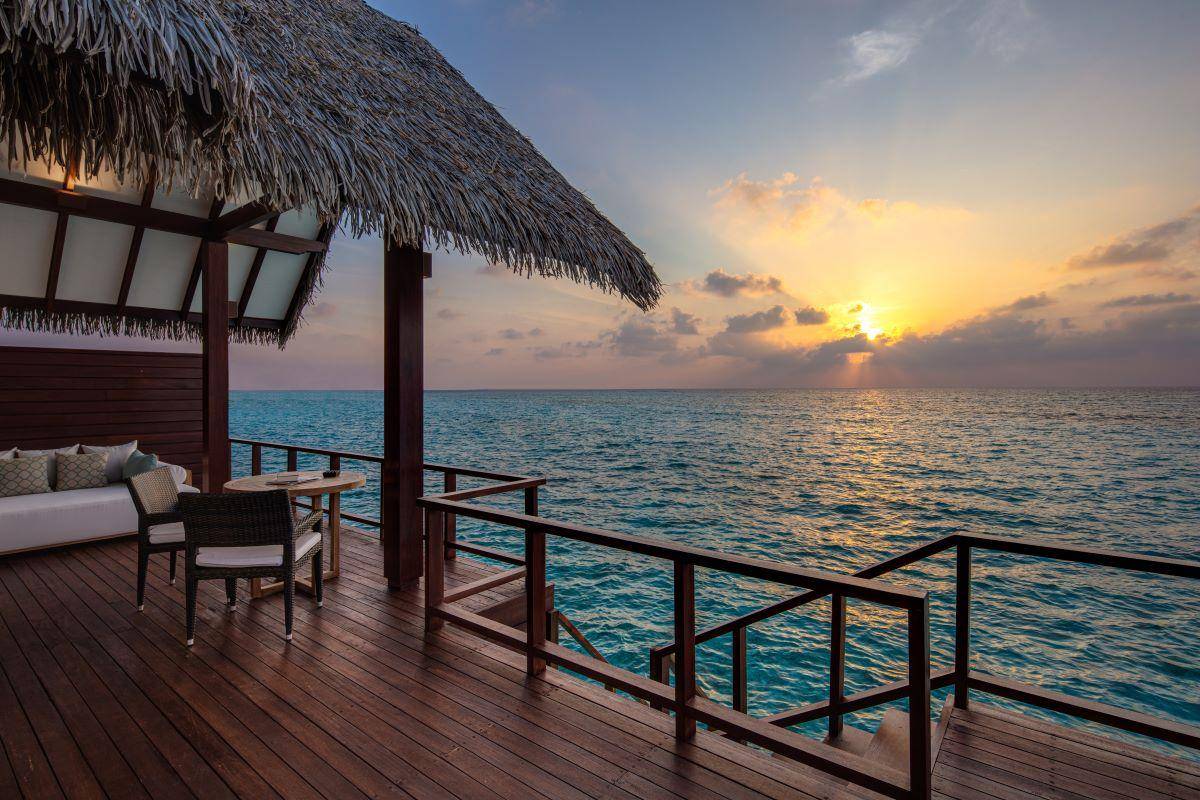 Heritance Aarah, Ocean Villa, Terrasse mit Treppen zum Meer