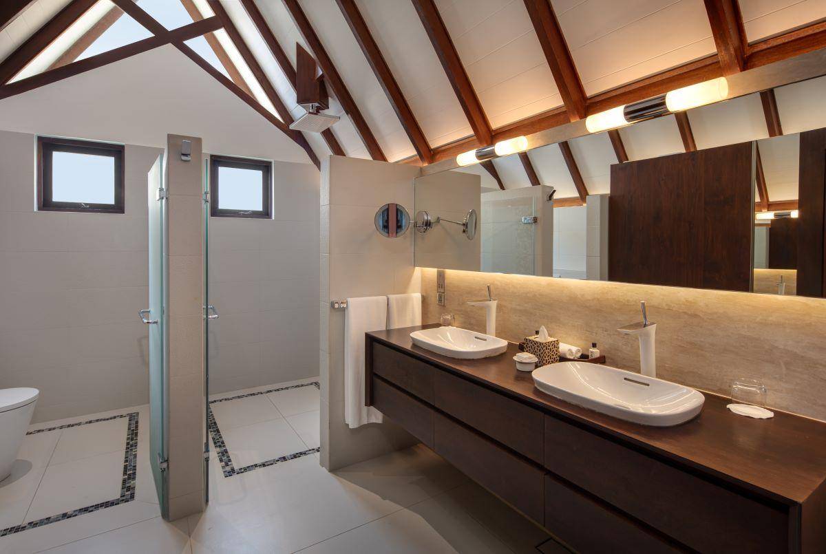 Heritance Aarah, Ocean Suite, Badezimmer mit 2 Duschen und 2 Waschbecken