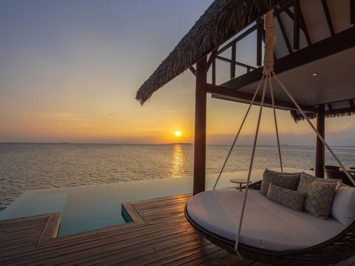 Heritance Aarah, Ocean Suite, Infinity Pool und Schaukel bei Abendrot