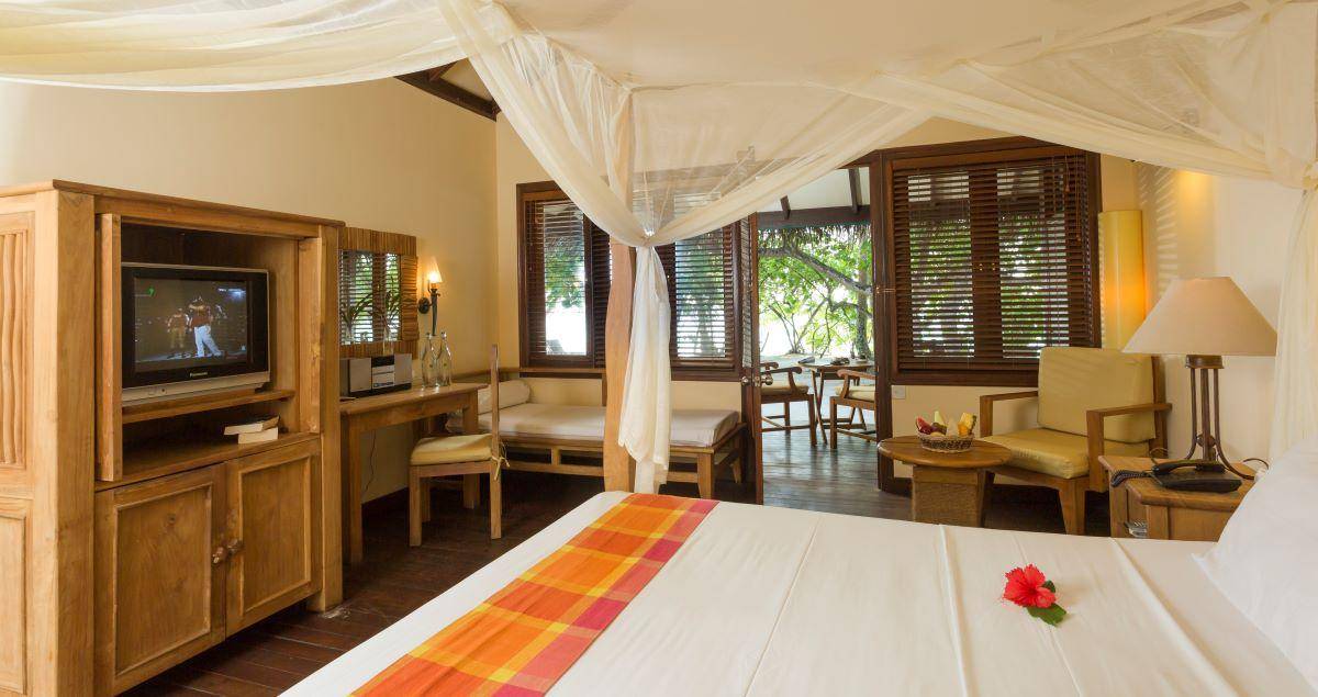 Filitheyo Island Resort, Superior Room, Schlafzimmer mit Ausgang zur Terrasse