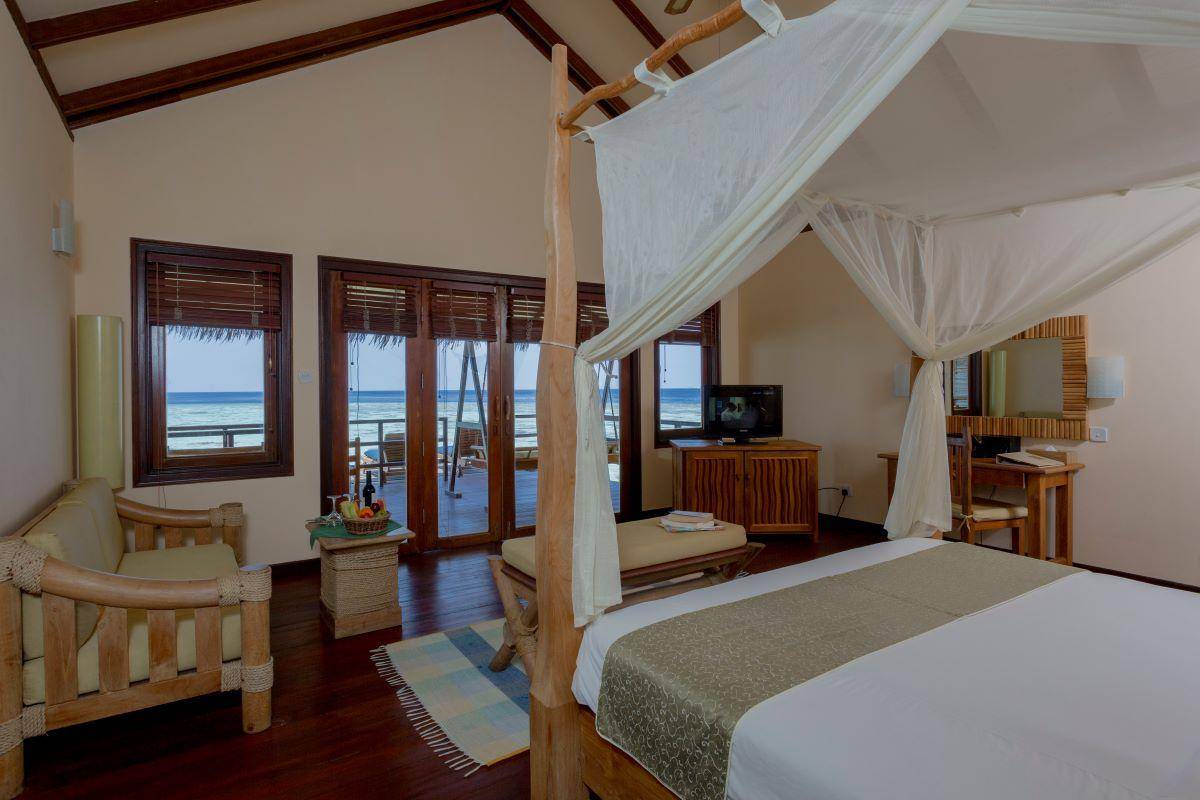 Filitheyo Island Resort, Water Villa, Schlafzimmer mit Ausgang zur Terrasse