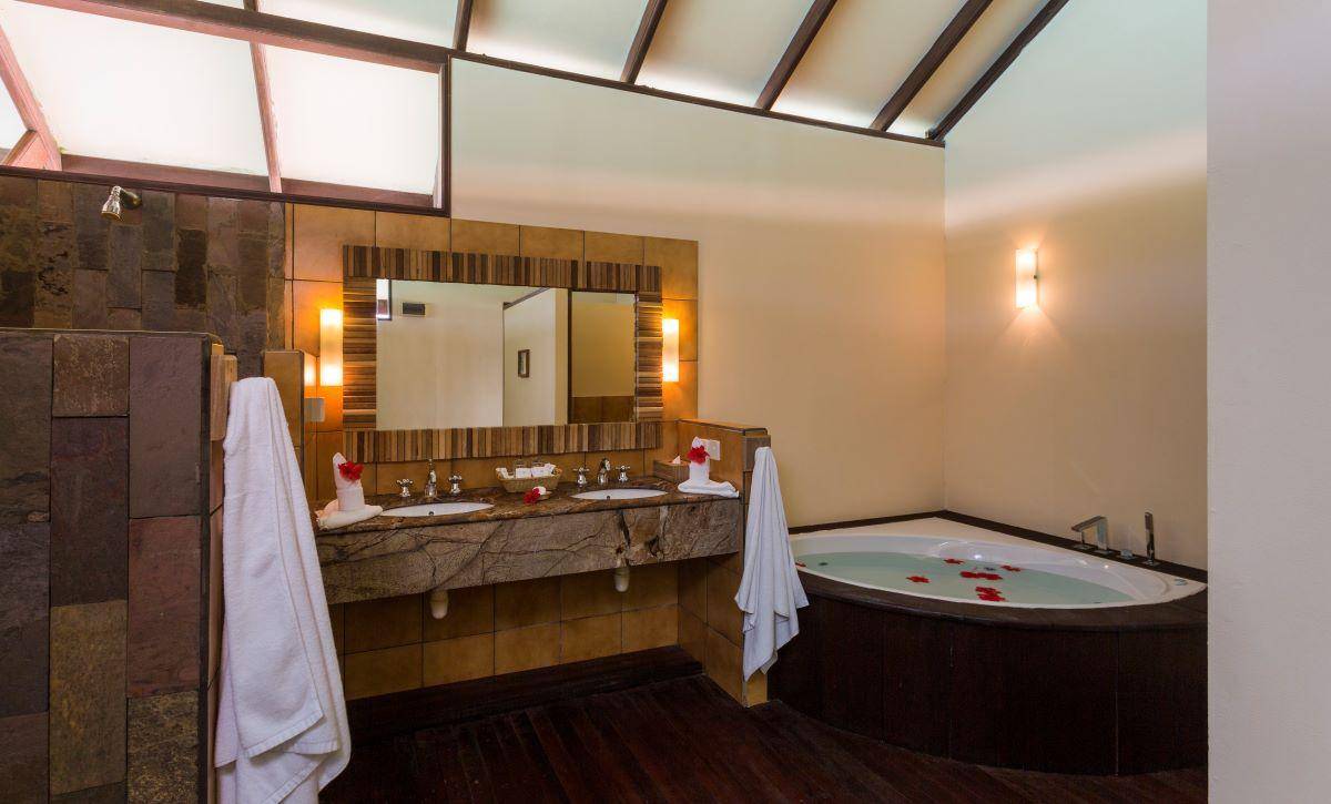 Filitheyo Island Resort, Water Villa, Badezimmer mit Jacuzzi