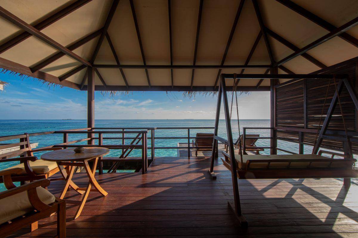 Filitheyo Island Resort, Water Villa, Terrasse mit direktem Zugang zum Meer