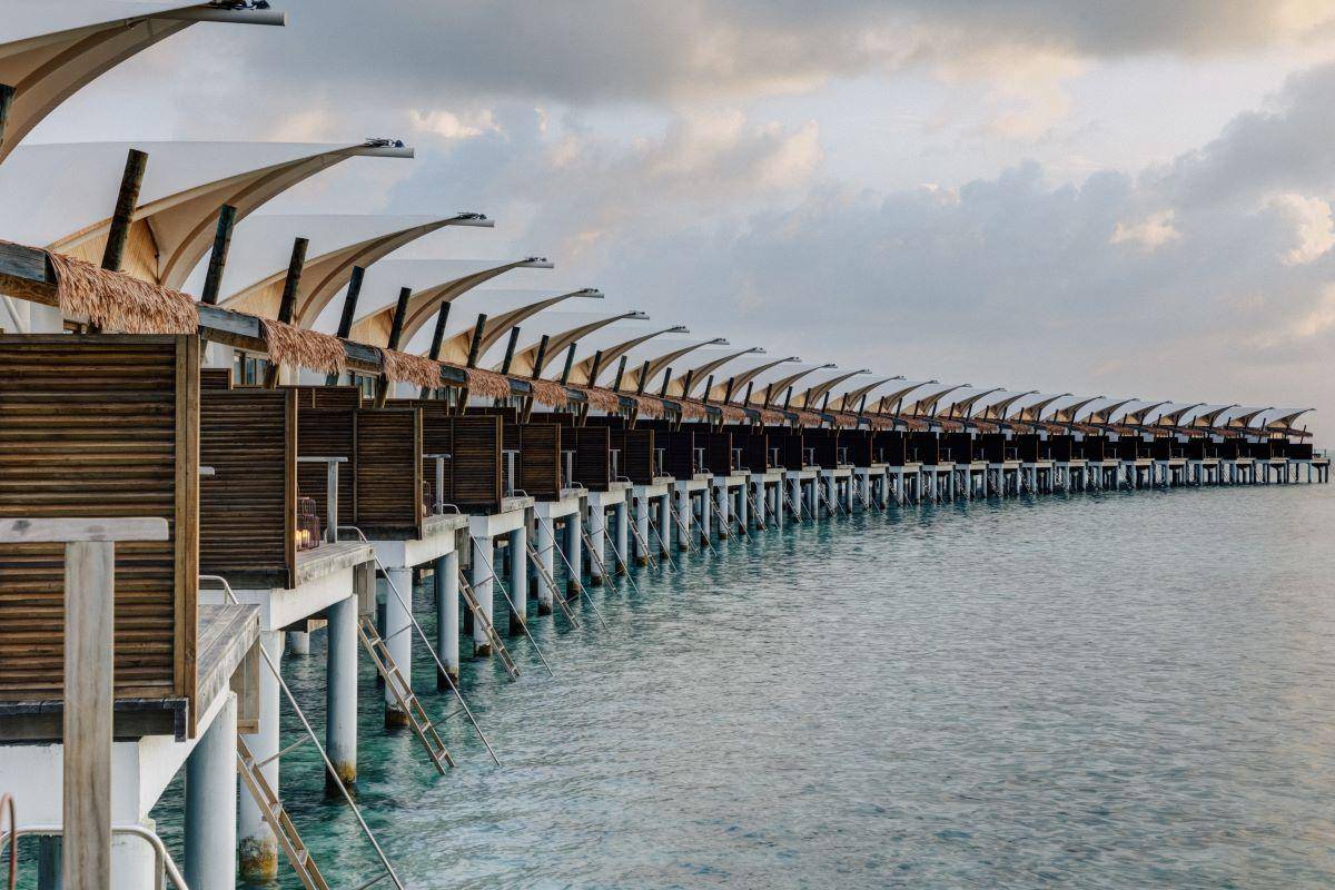 Cinnamon Hakuraa Huraa Maldives, Malediven, Water Bungalow, Wasserbungalows mit Treppen ins Wasser