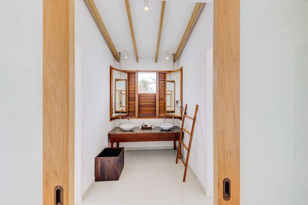 Cinnamon Hakuraa Huraa Maldives, Malediven, Platinum Beach Bungalow, Badezimmer mit 2 Waschbecken