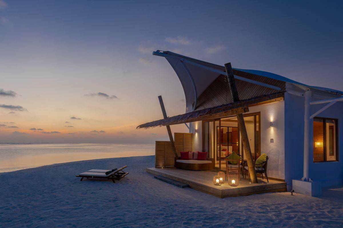 Cinnamon Hakuraa Huraa Maldives, Malediven, Platinum Beach Bungalow, bei Nacht
