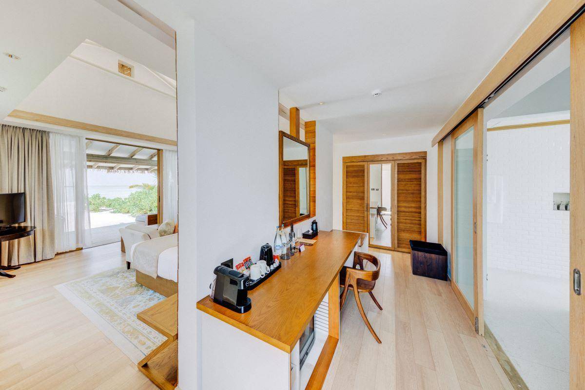 Cinnamon Hakuraa Huraa Maldives, Malediven, Platinum Beach Bungalow, Schreibtisch