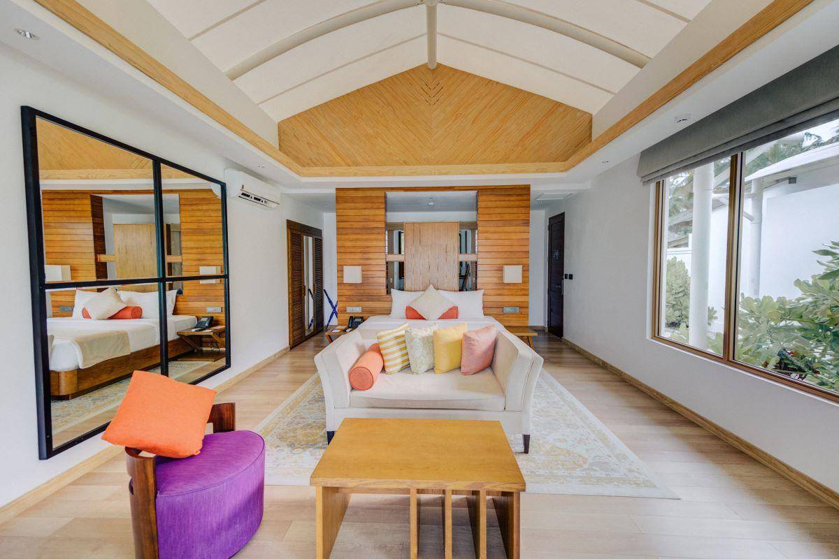 Cinnamon Hakuraa Huraa Maldives, Malediven, Beach Bungalow, Schlafzimmer mit Sofa
