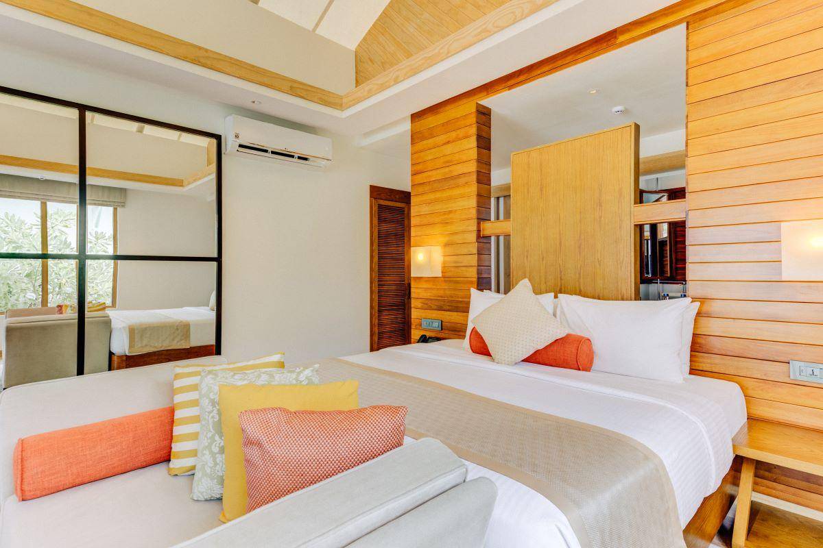 Cinnamon Hakuraa Huraa Maldives, Malediven, Beach Bungalow, Schlafzimmer mit großem Spiegel