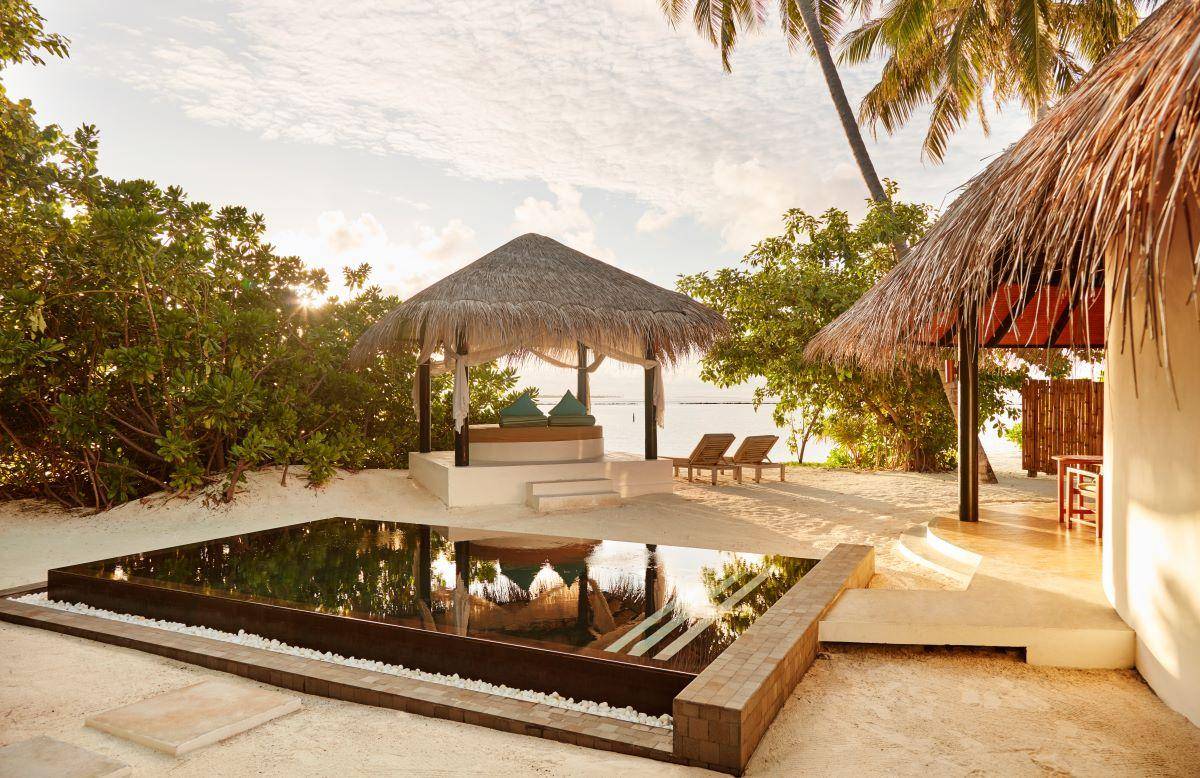 Sun Siyam Iru Fushi, Malediven, Family Deluxe Beach Villa with Pool, Außenbereich mit Pool und Cabana