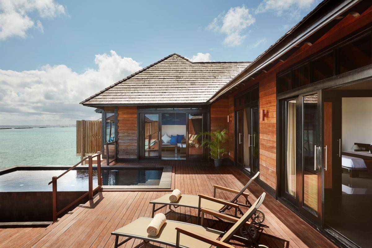 Sun Siyam Iru Fushi, Malediven, Infinity Water Villa, Terrasse mit Infinity Pool und Liegestühlen