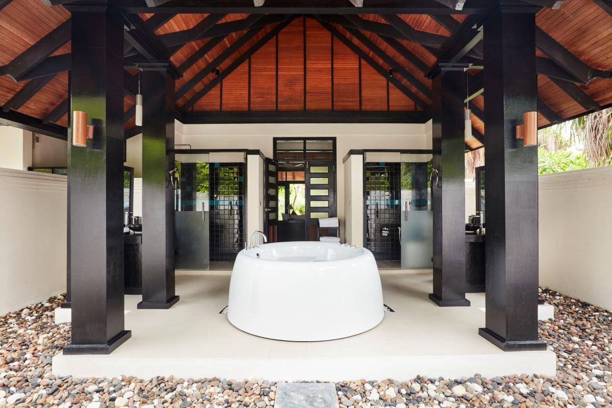 Sun Siyam Iru Fushi, Malediven, Hidden Retreat, halboffenes Badezimmer