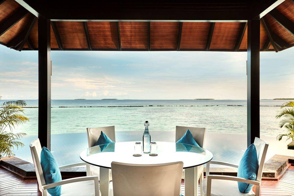 Sun Siyam Iru Fushi, Malediven, Aqua Retreat, Terrasse mit Tisch und Stühlen