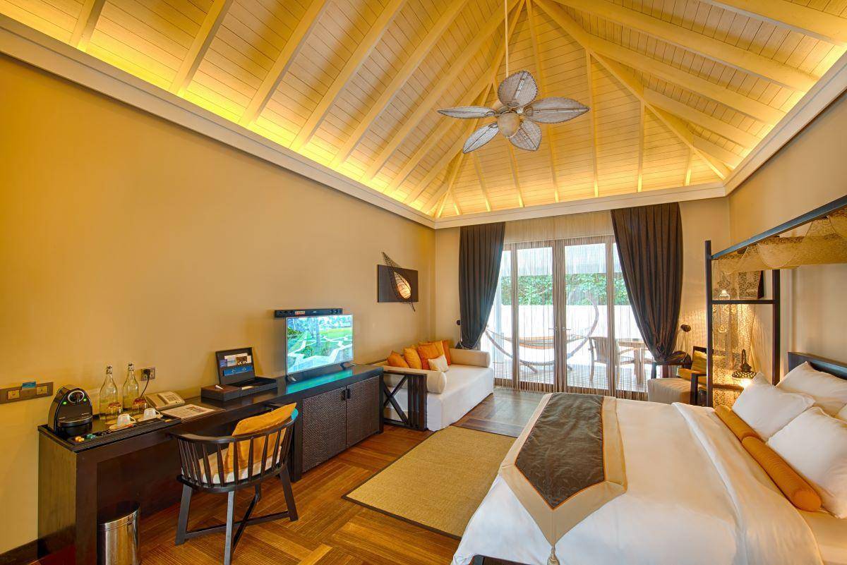 Ayada Maldives, Malediven, Garden Villa, Schlafzimmer mit Ausgang zur Terrasse