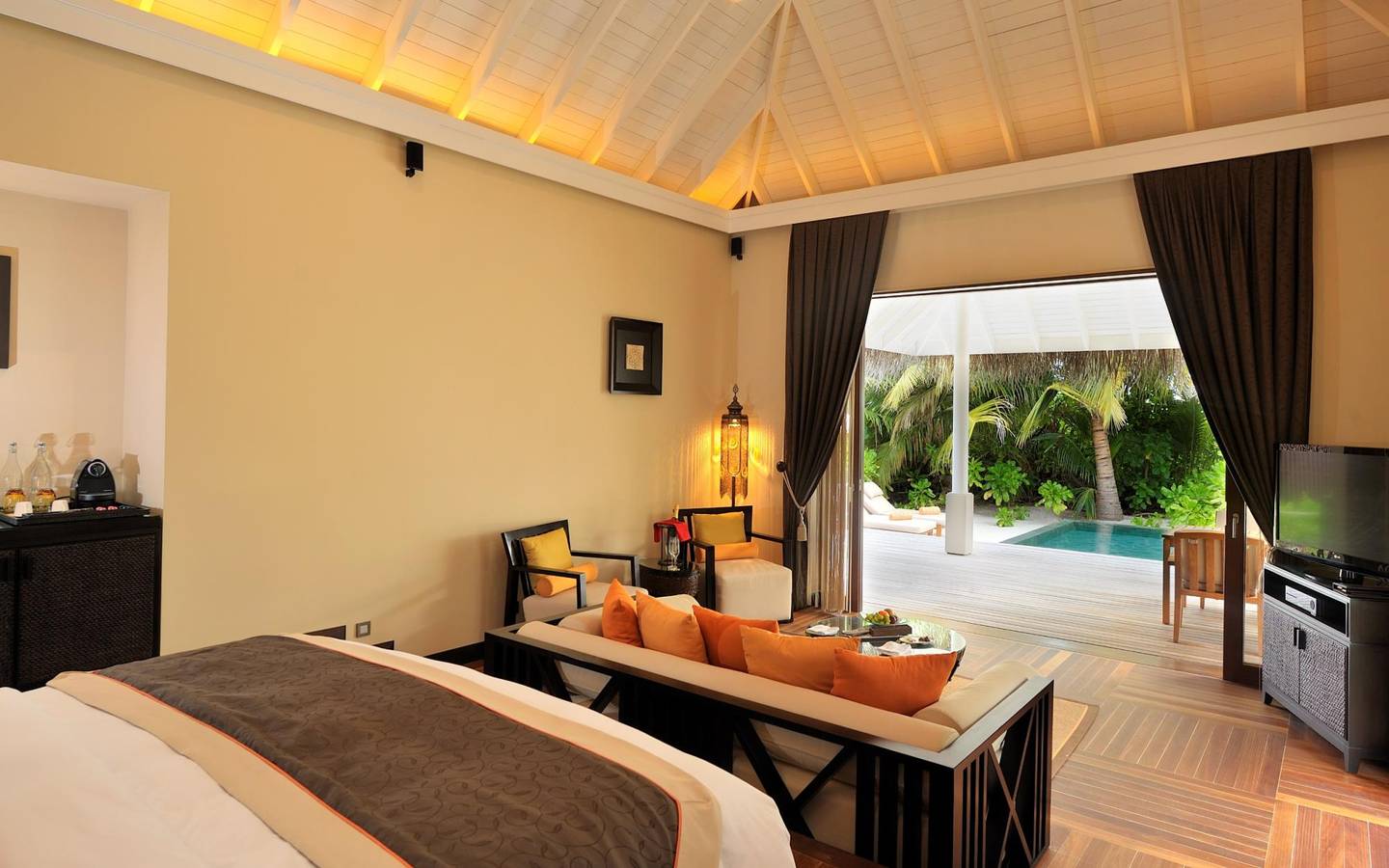 Ayada Maldives, Malediven, Sunset Beach Suite, Wohn- und Schlafbereich