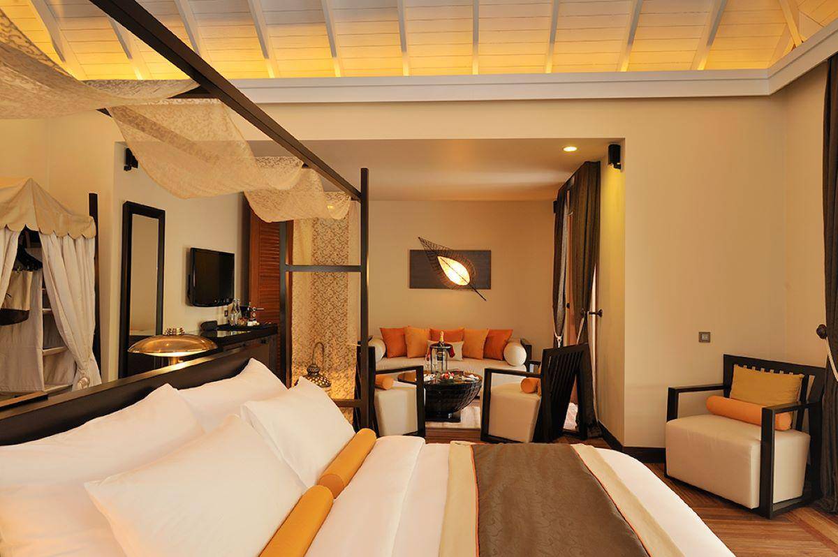 Ayada Maldives, Malediven, Beach Family Suite with Pool, Schlafzimmer mit Wohnbereich