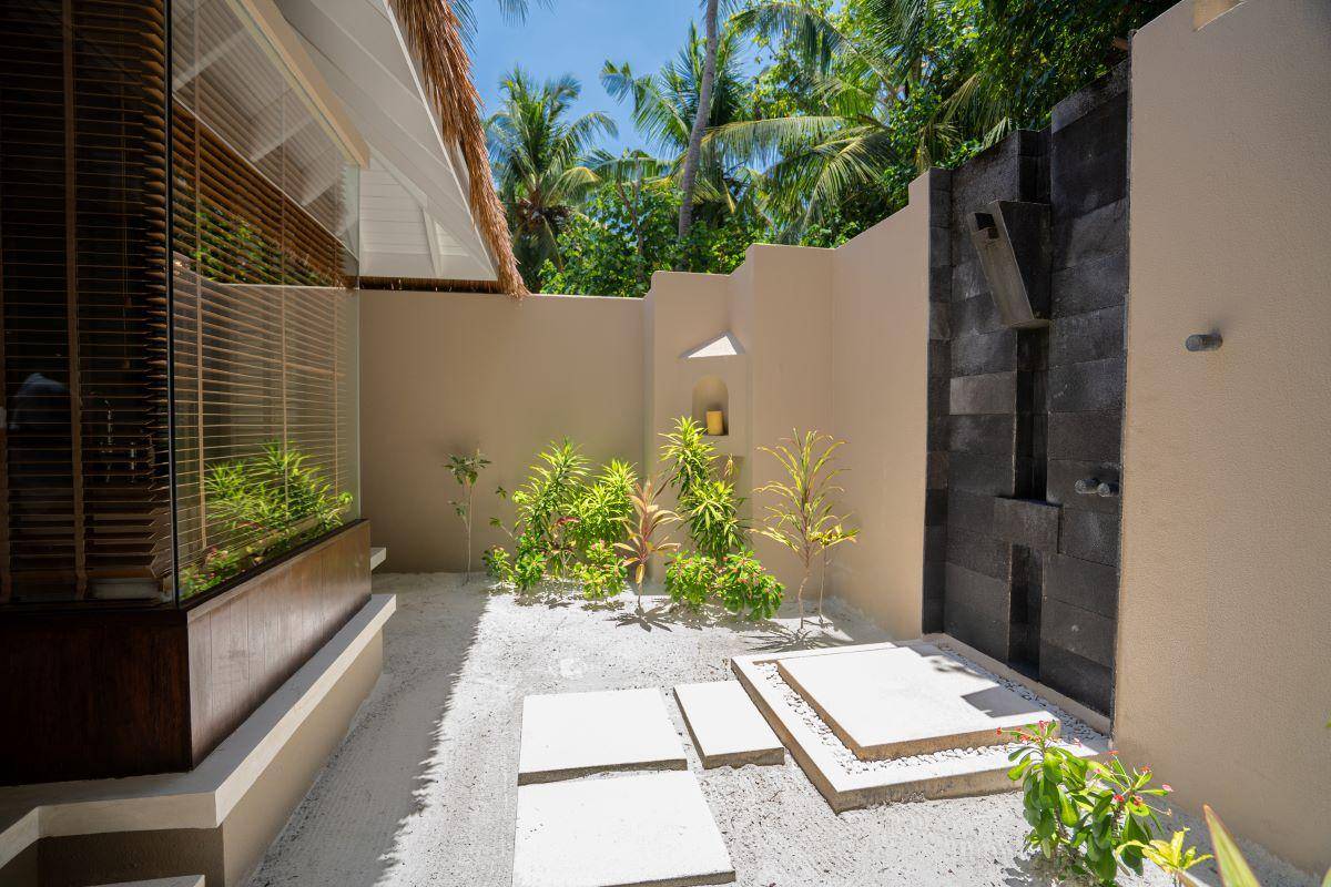 Ayada Maldives, Malediven, Beach Family Suite with Pool, Außendusche