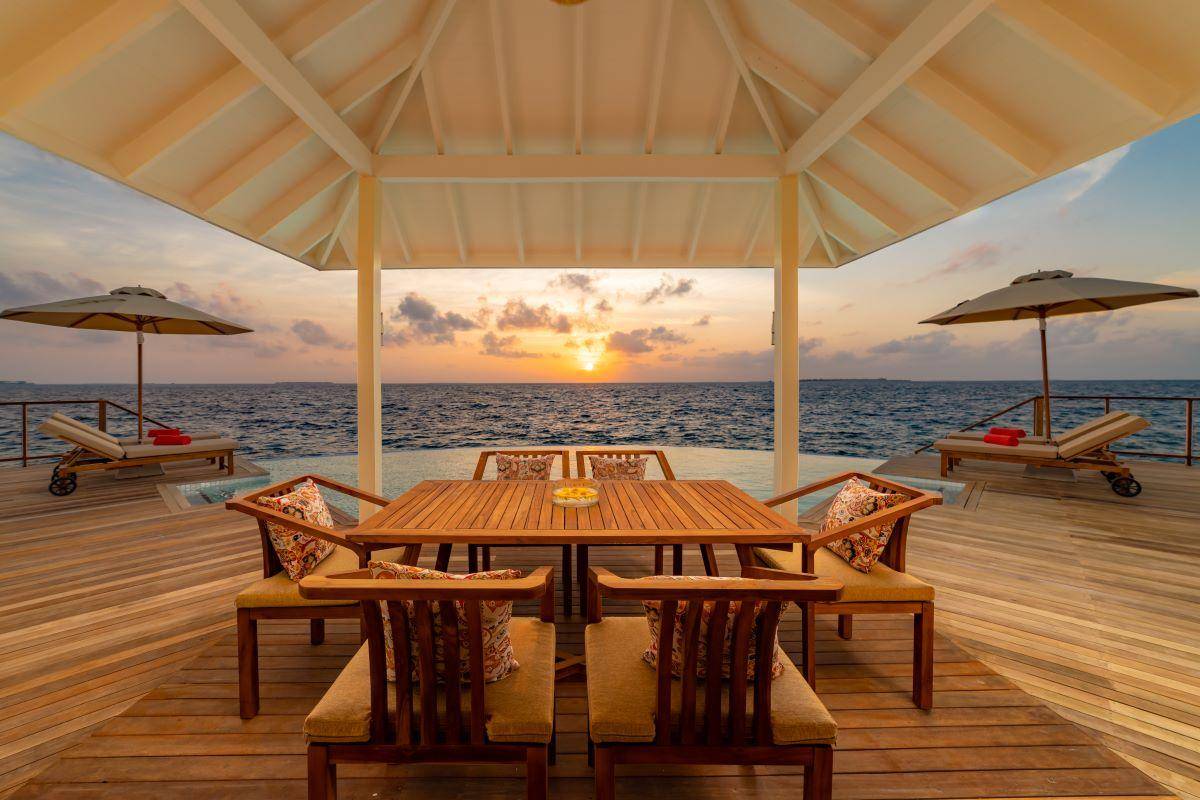 Siyam World Maldives, Malediven, Grand Water Pavilion with Pool and Slide, Terrasse mit Sitzgelegenheit