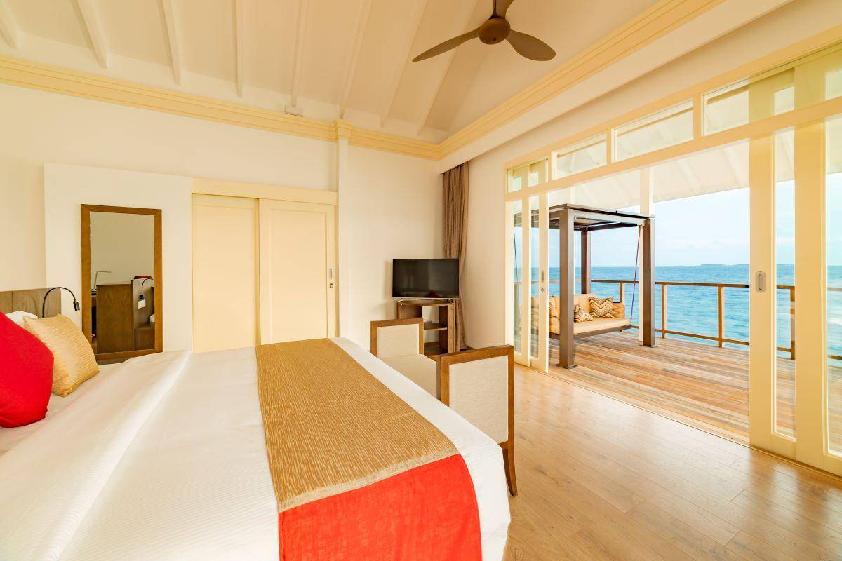 Siyam World Maldives, Malediven, Grand Water Pavilion with Pool and Slide, Schlafzimmer mit Ausgang zur Terrasse