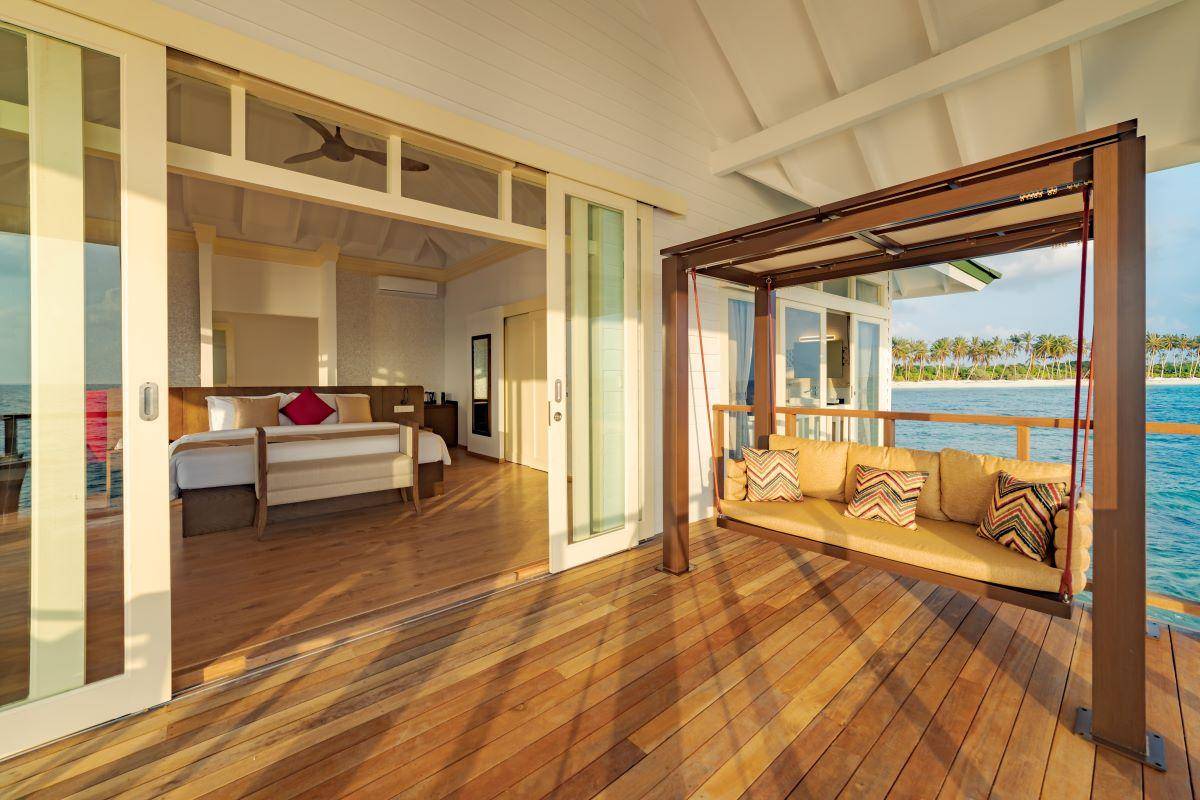 Siyam World Maldives, Malediven, Grand Water Pavilion with Pool and Slide, Terrasse mit Schauckel