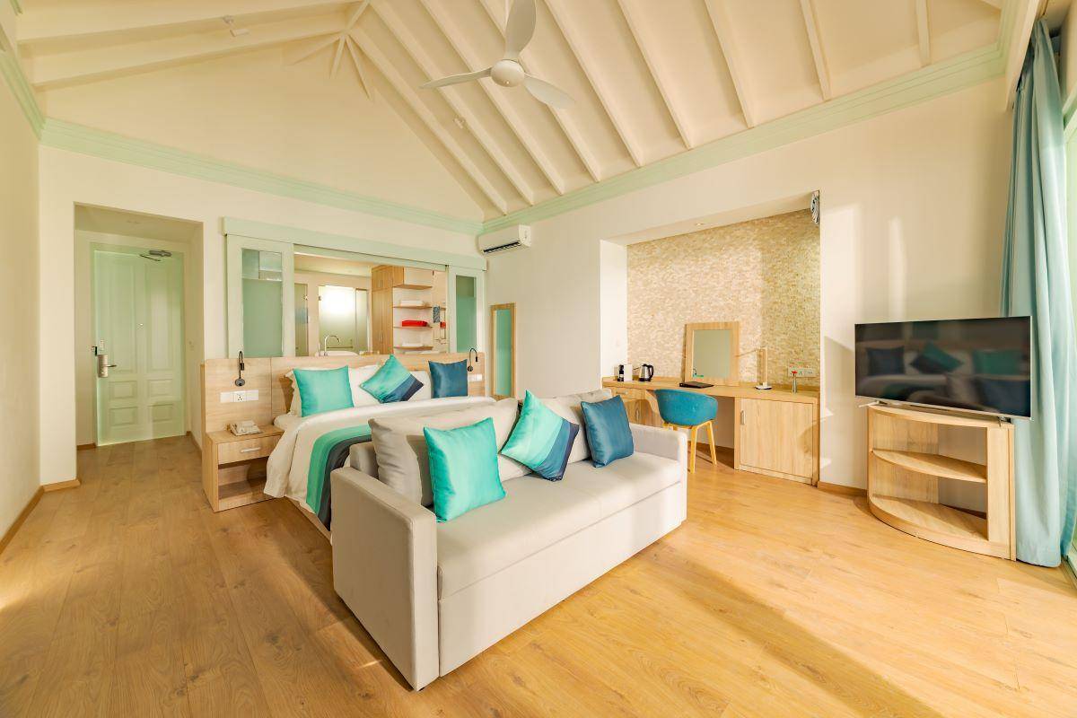 Siyam World Maldives, Malediven, Two Bedroom Lagoon Villa with Pool and Slide, Schlaf- und Wohnbereich