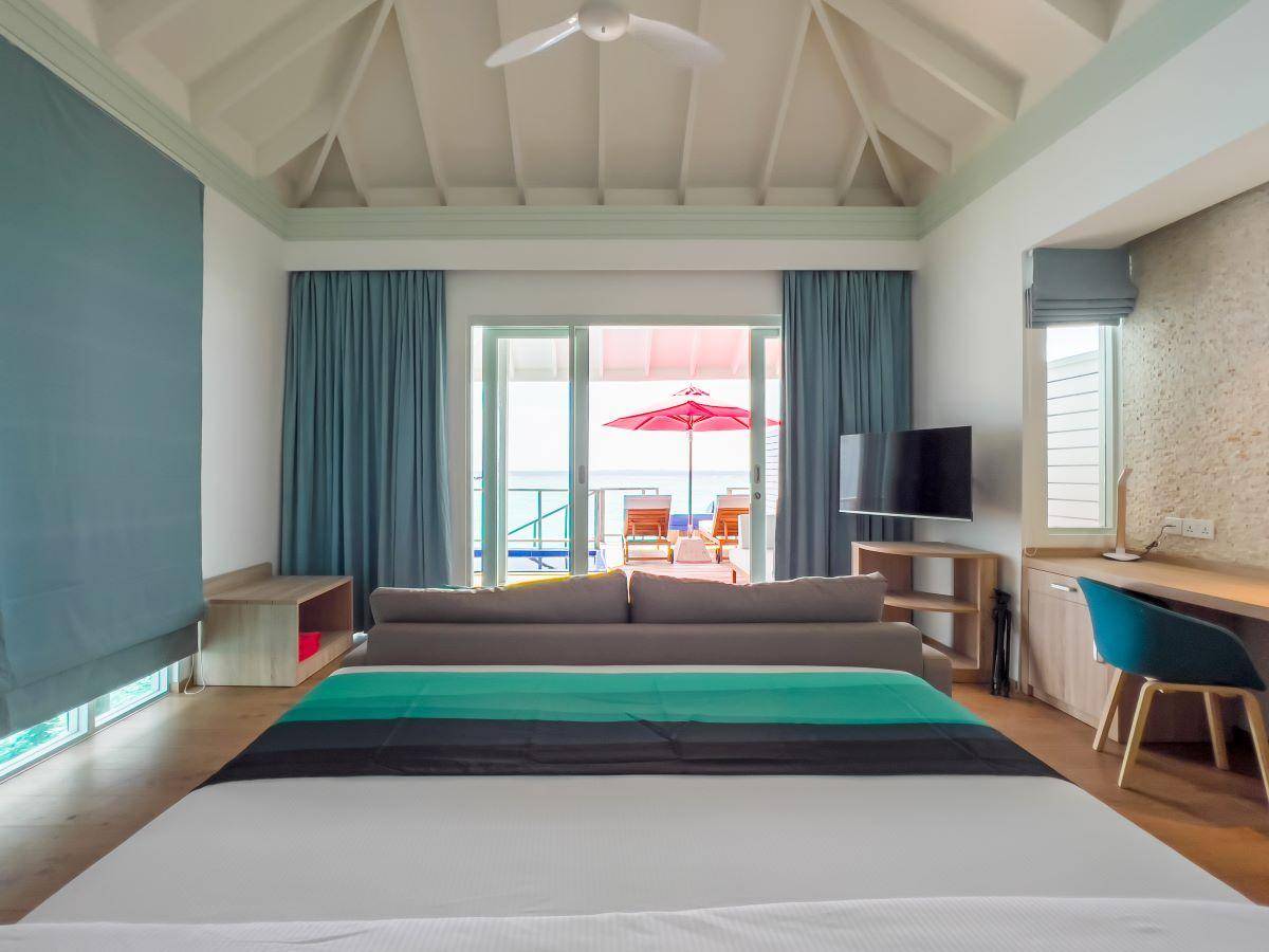 Siyam World Maldives, Malediven, Water Villa with Pool and Slide, Schlafzimmer mit Ausgang zur Terrasse