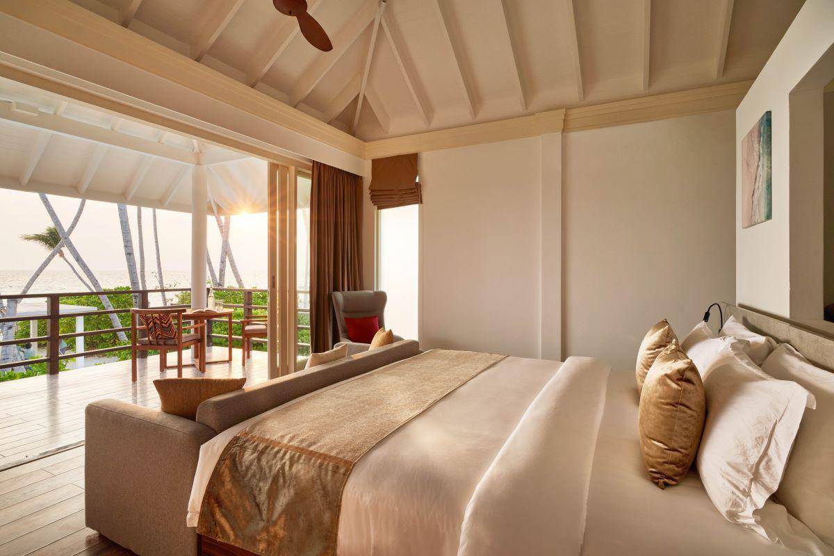 Siyam Wolrd Maldives, Malediven, 4 Bedroom Beach Residence with Pool, Schlafzimmer mit Ausgang zur Balkon