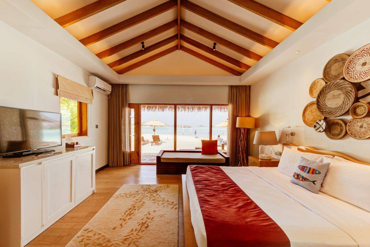 Cinnamon Dhonveli Maledives, Malediven, Beach Bungalow, Schlafzimmer mit Ausgang zur Terrasse