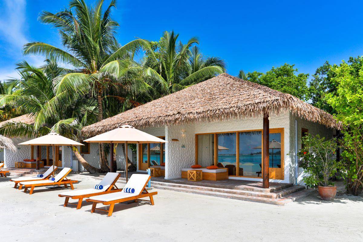 Cinnamon Dhonveli Maledives, Malediven, Beach Bungalow, Veranda mit Sonnenliegen