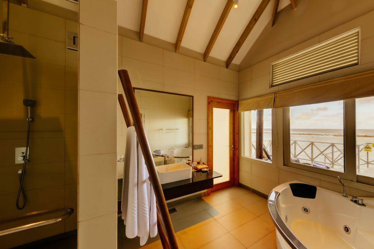 Cinnamon Dhonveli Maldives, Malediven, Water Bungalow, Badezimmer