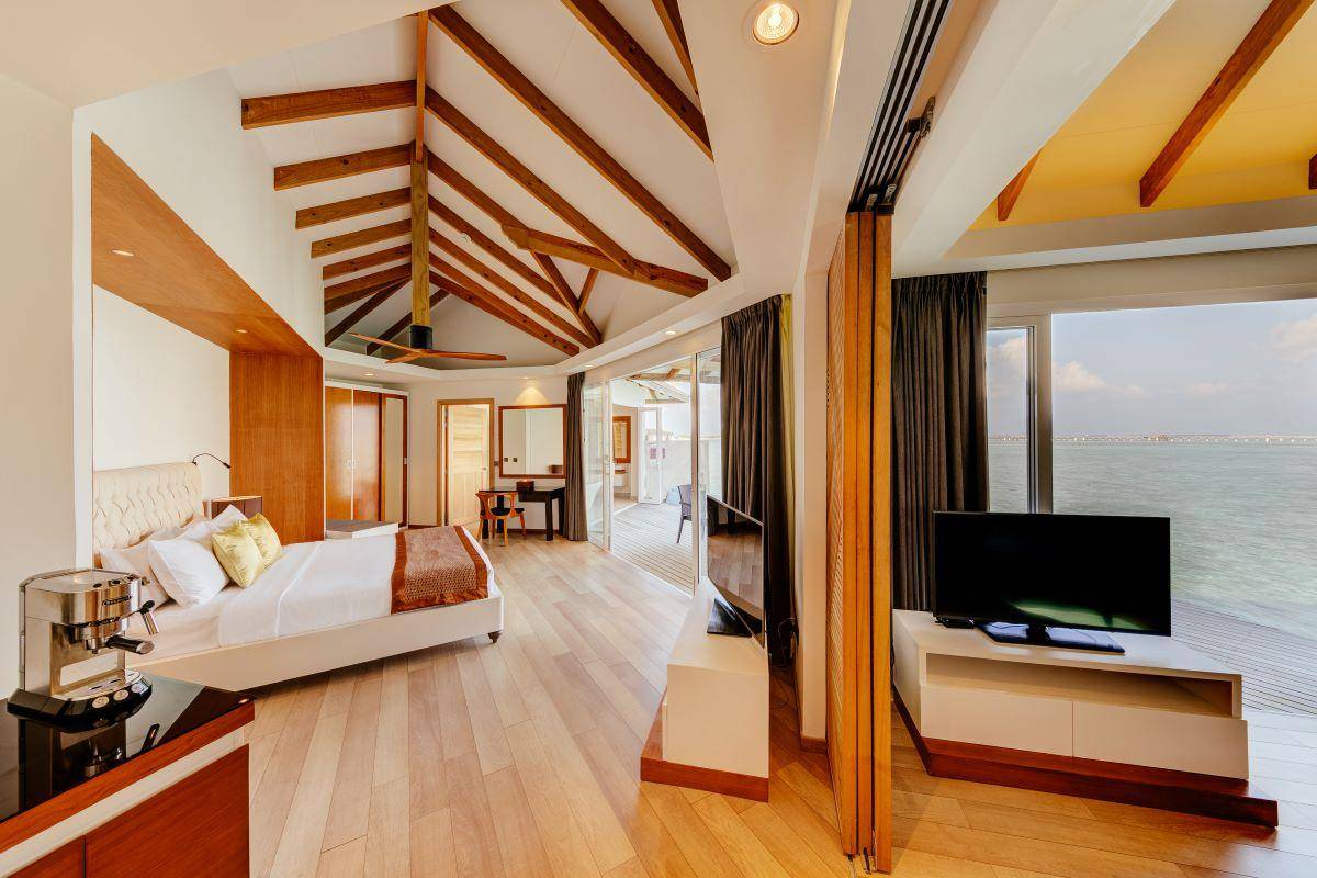 Cinnamon Dhonveli Maldives, Malediven, Overwater Suite, Schlafzimmer mit Ausgang zur Terrasse