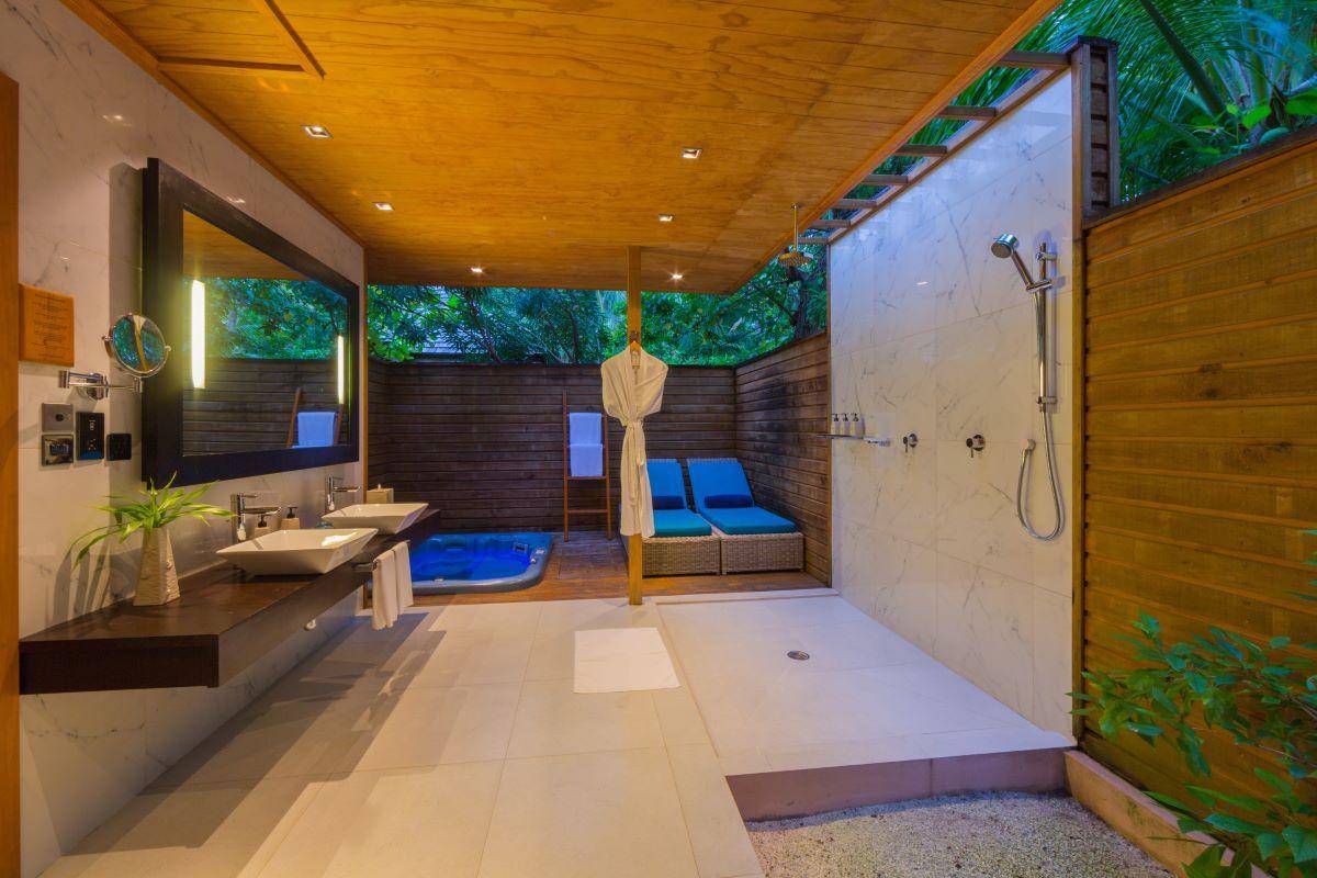 Veligandu Island Resort, Malediven, Jacuzzi Beach Villa, Badezimmer