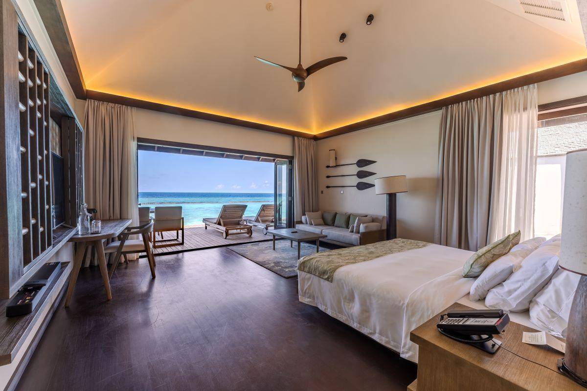Veligandu Island Resort, Malediven, Ocean Jacuzzi Villa, Schlafzimmer mit Ausgang zur Terrasse