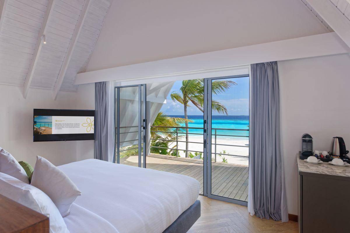 Outrigger Maldives Maafushivaru, Malediven, Duplex Pool Villa, Schlafzimmer mit Ausgang zum Balkon