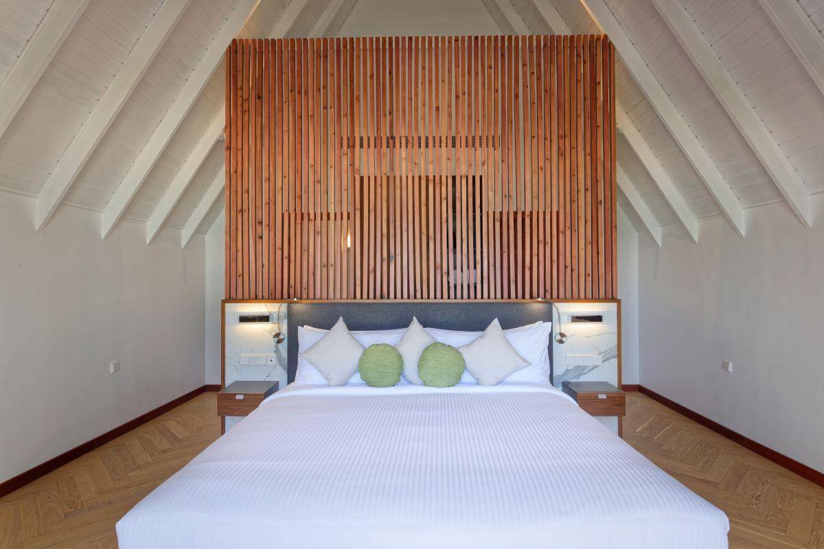 Outrigger Maldives Maafushivaru, Malediven, Duplex Pool Villa, Schlafzimmer mit hohen Decken