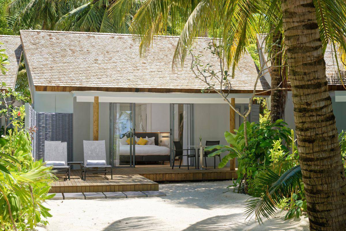 Outrigger Maldives Maafushivaru Resort, Malediven, Beach Villa, Außenansicht