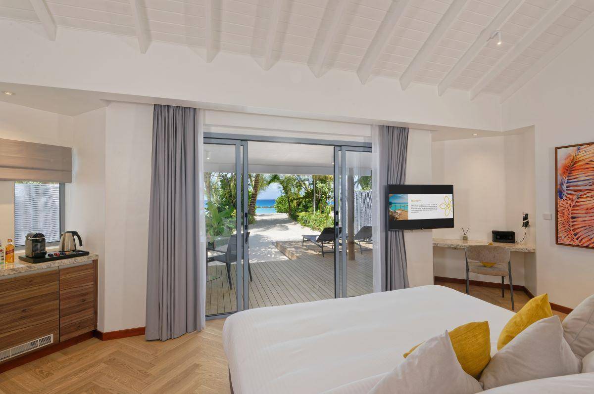 Outrigger Maldives Maafushivaru Resort, Malediven, Beach Villa, Schlafzimmer
