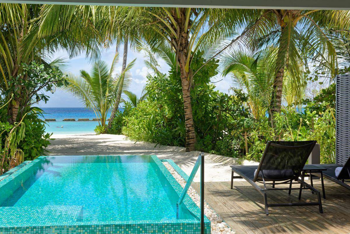 Outrigger Maldives Maafushivaru Resort, Malediven, Beach Villa with Private Pool, Pool und Strandzugang