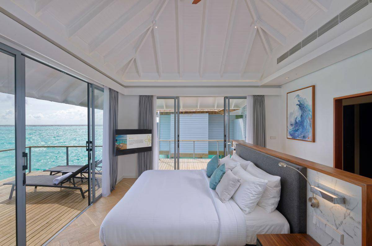 Outrigger Maldives Maafushivaru Resort, Malediven, Over Water Villa, Schlafzimmer mit Ausgängen zur Terrasse