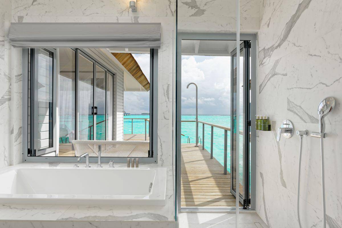Outrigger Maldives Maafushivaru Resort, Malediven, Over Water Villa, Badezimmer