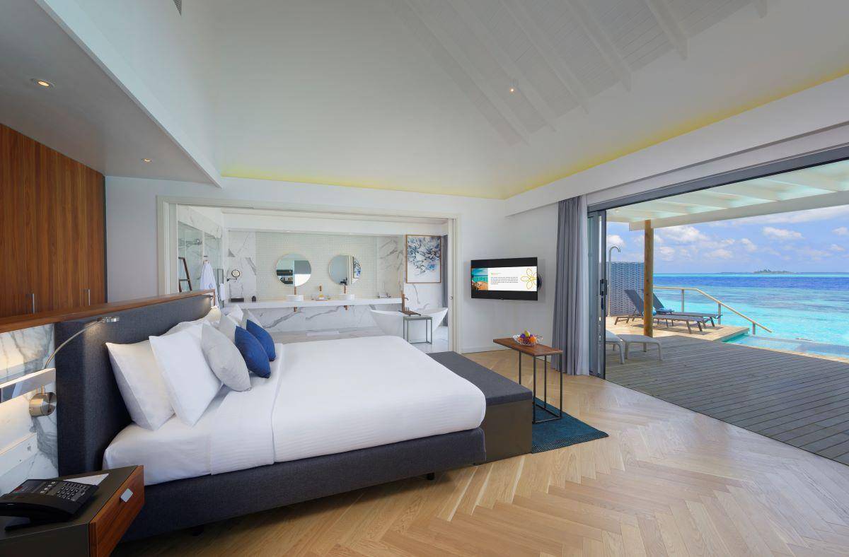 Outrigger Maldives Maafushivaru Resort, Malediven, 1 Bedroom Sunset Over Water Villa with Private Pool, Schlafzimmer