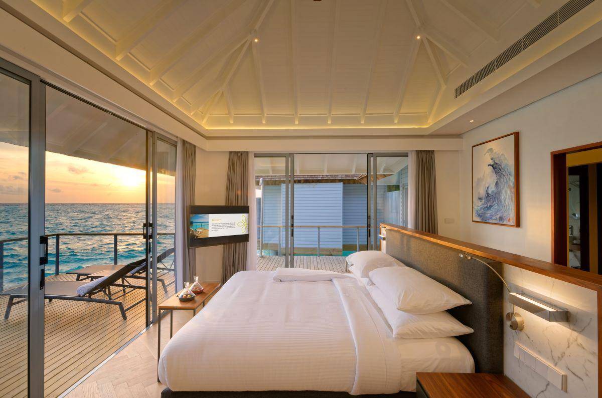 Outrigger Maldives Maafushivaru Resort, Malediven, 1 Bedroom Sunset Over Water Villa with Hot Tub, Schlafzimmer
